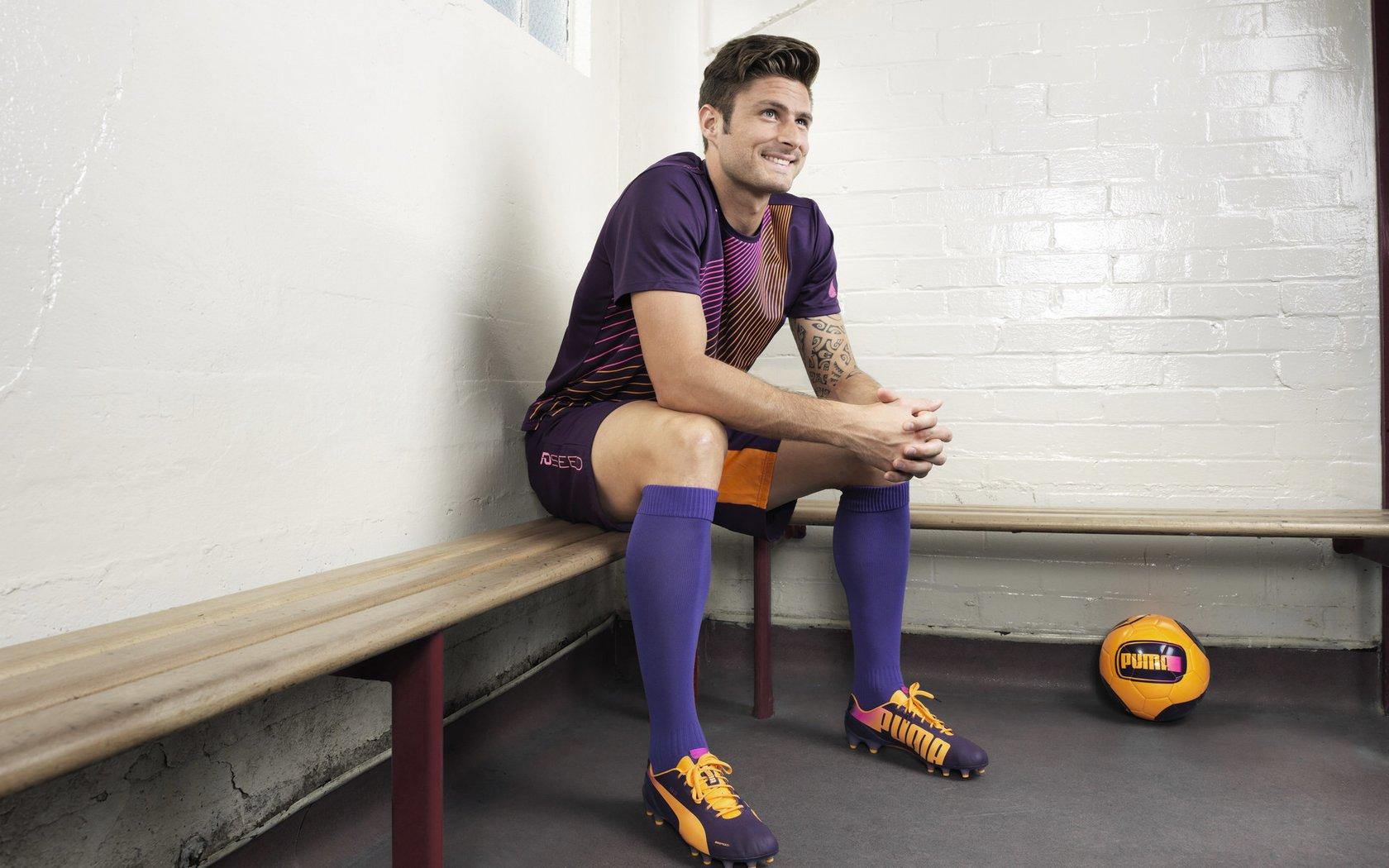 战术摇摆引发更衣室风波，热刺主帅频繁变阵遭球员质疑